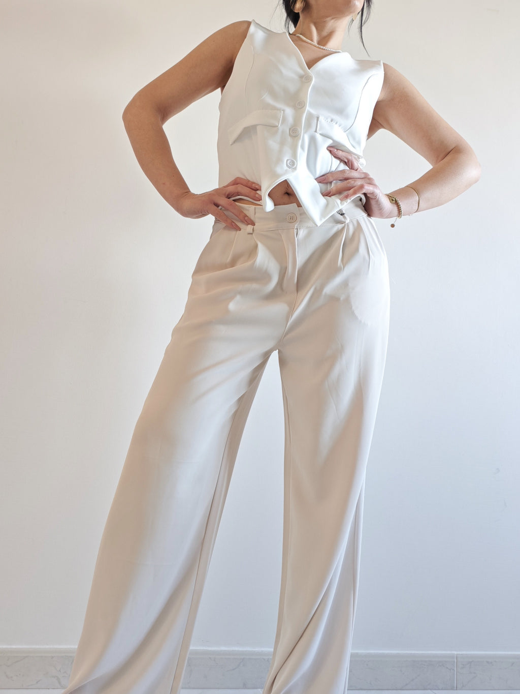 GILET BIANCO CON SCOLLO A V