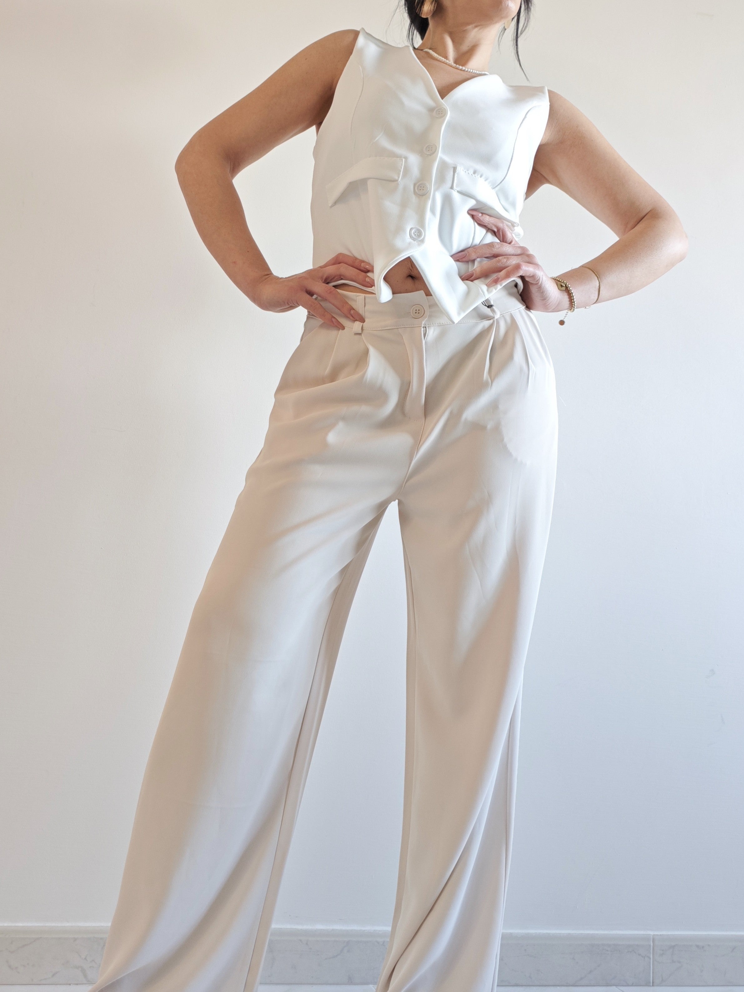GILET BIANCO CON SCOLLO A V