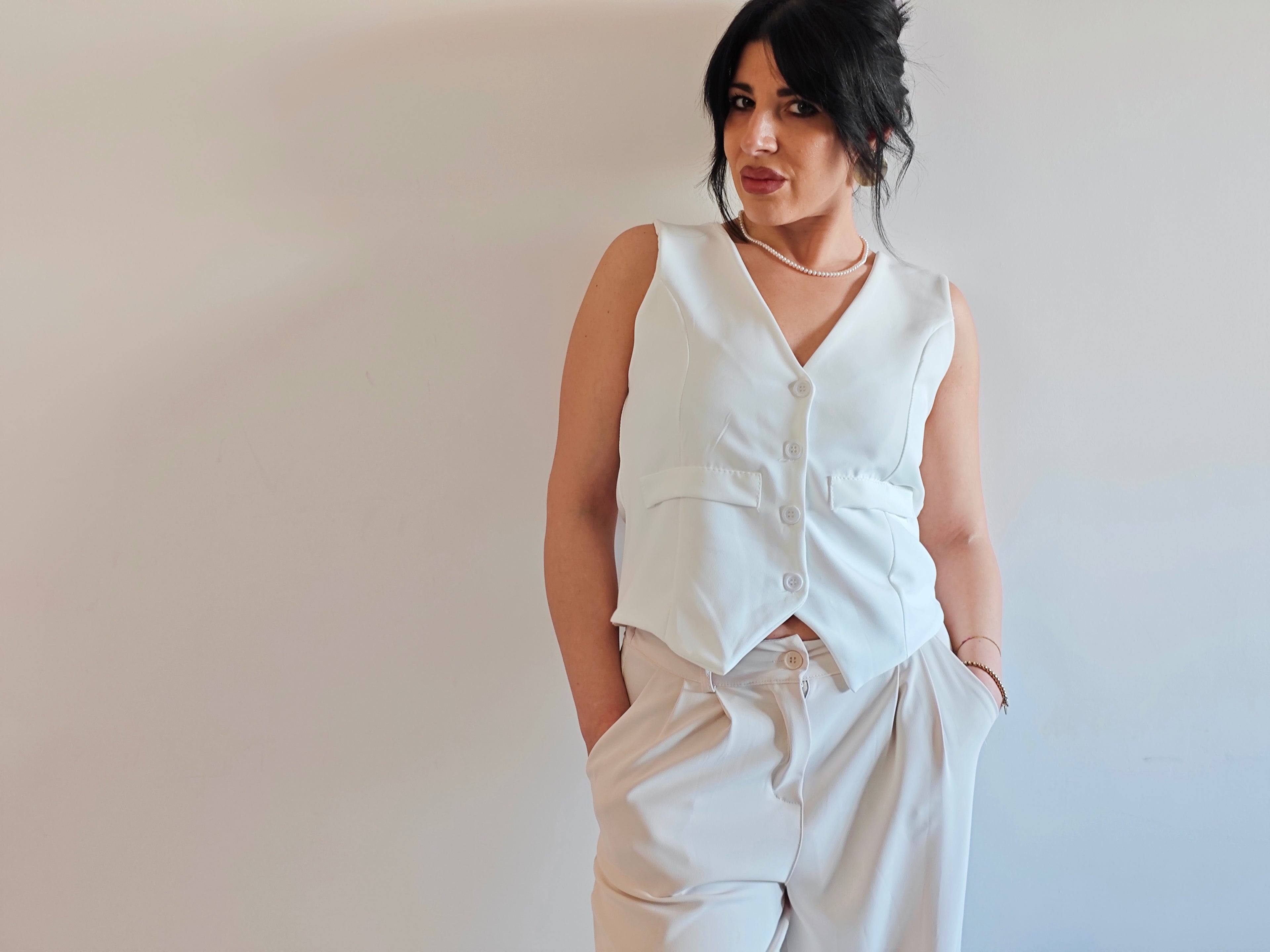 GILET BIANCO CON SCOLLO A V