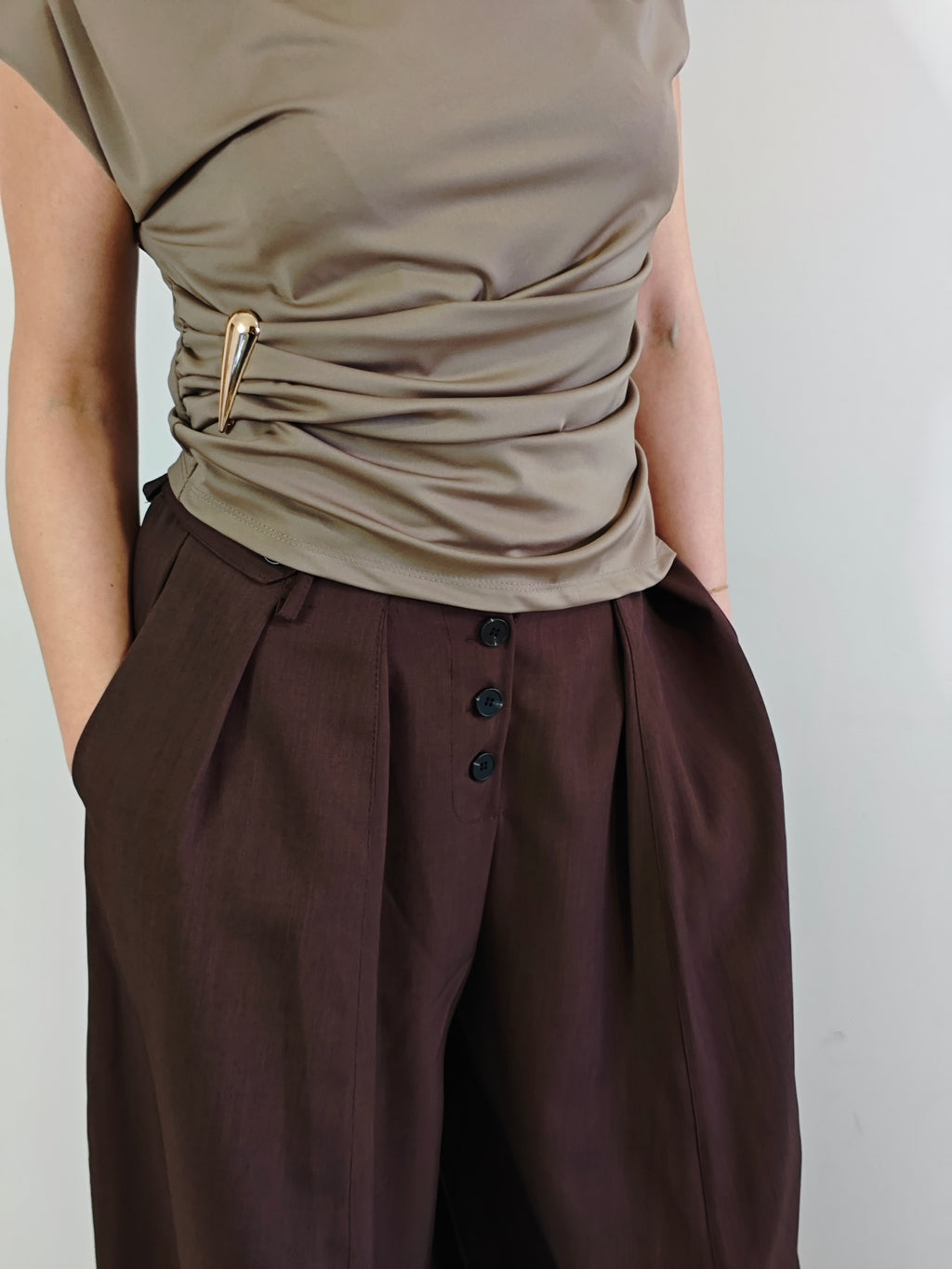 PANTALONI PALAZZO MARRONE CON PINCE