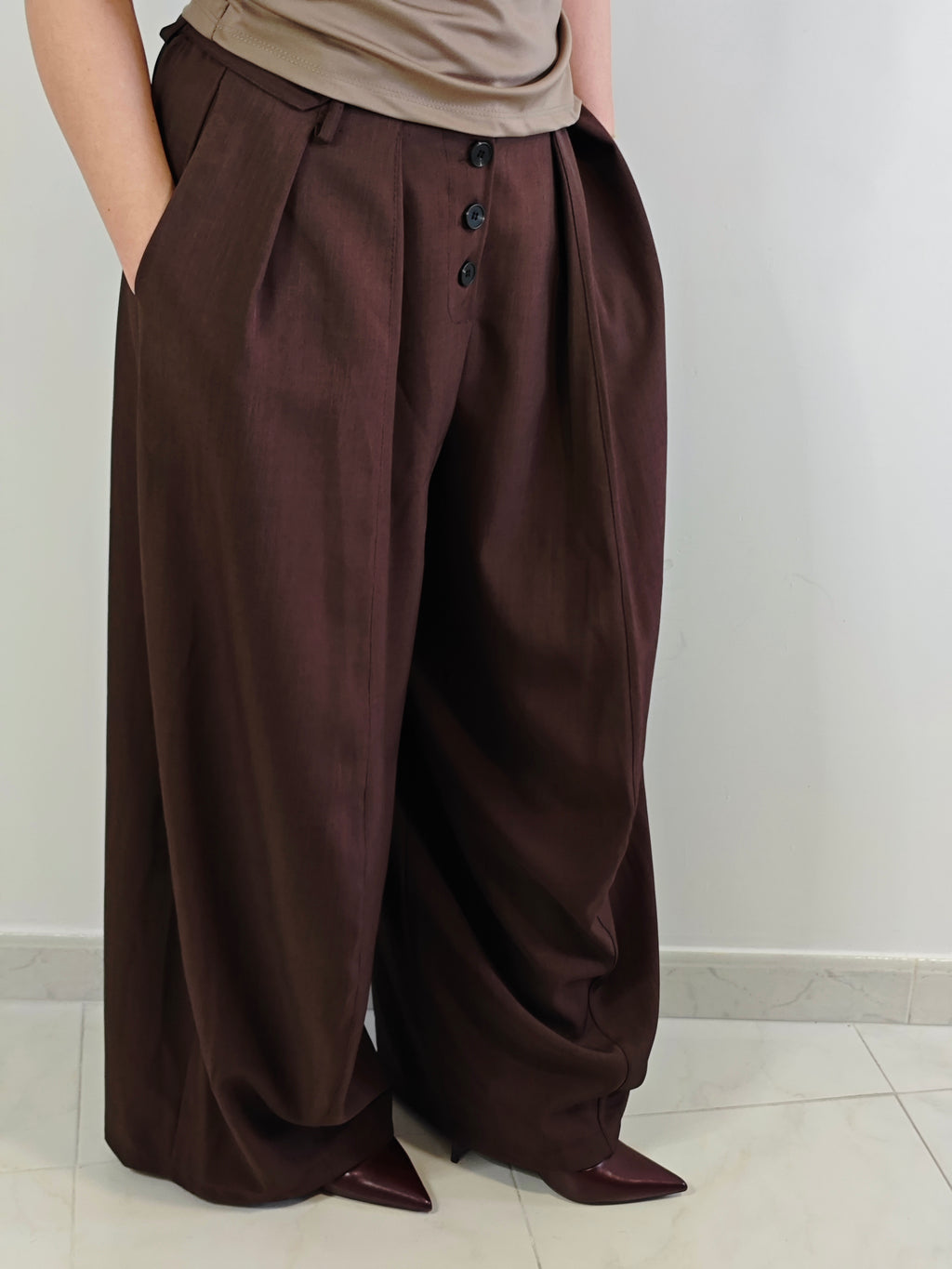 PANTALONI PALAZZO MARRONE CON PINCE