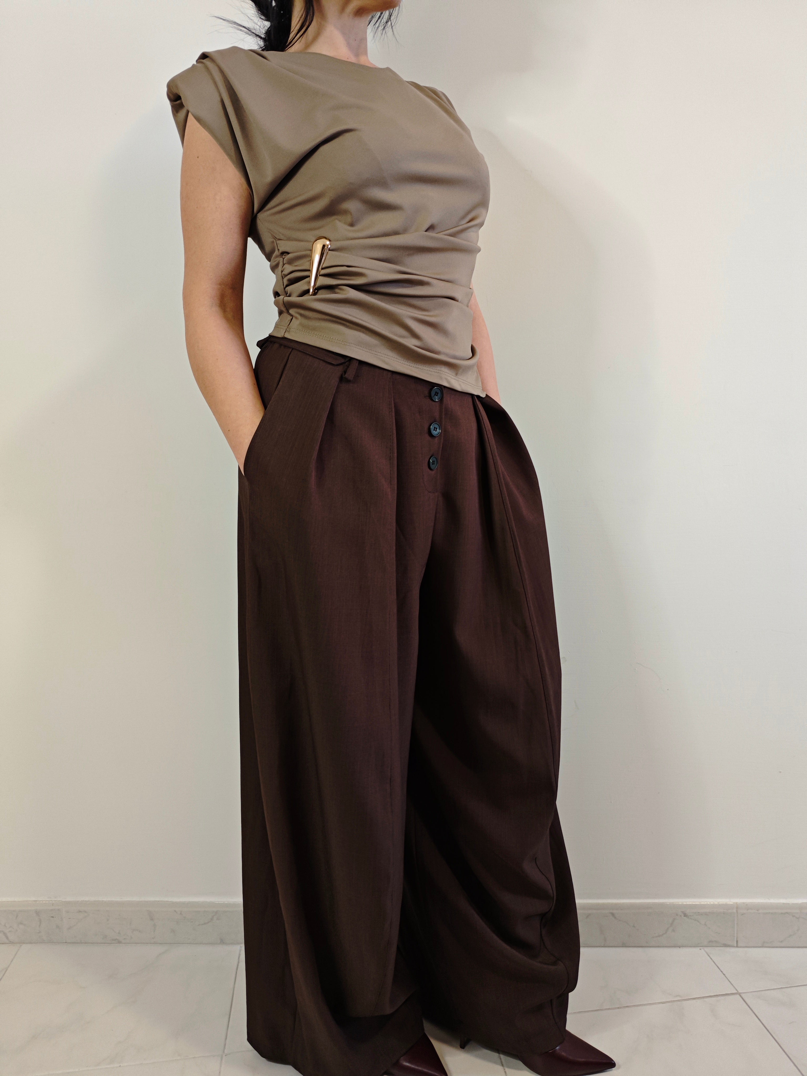 PANTALONI PALAZZO MARRONE CON PINCE