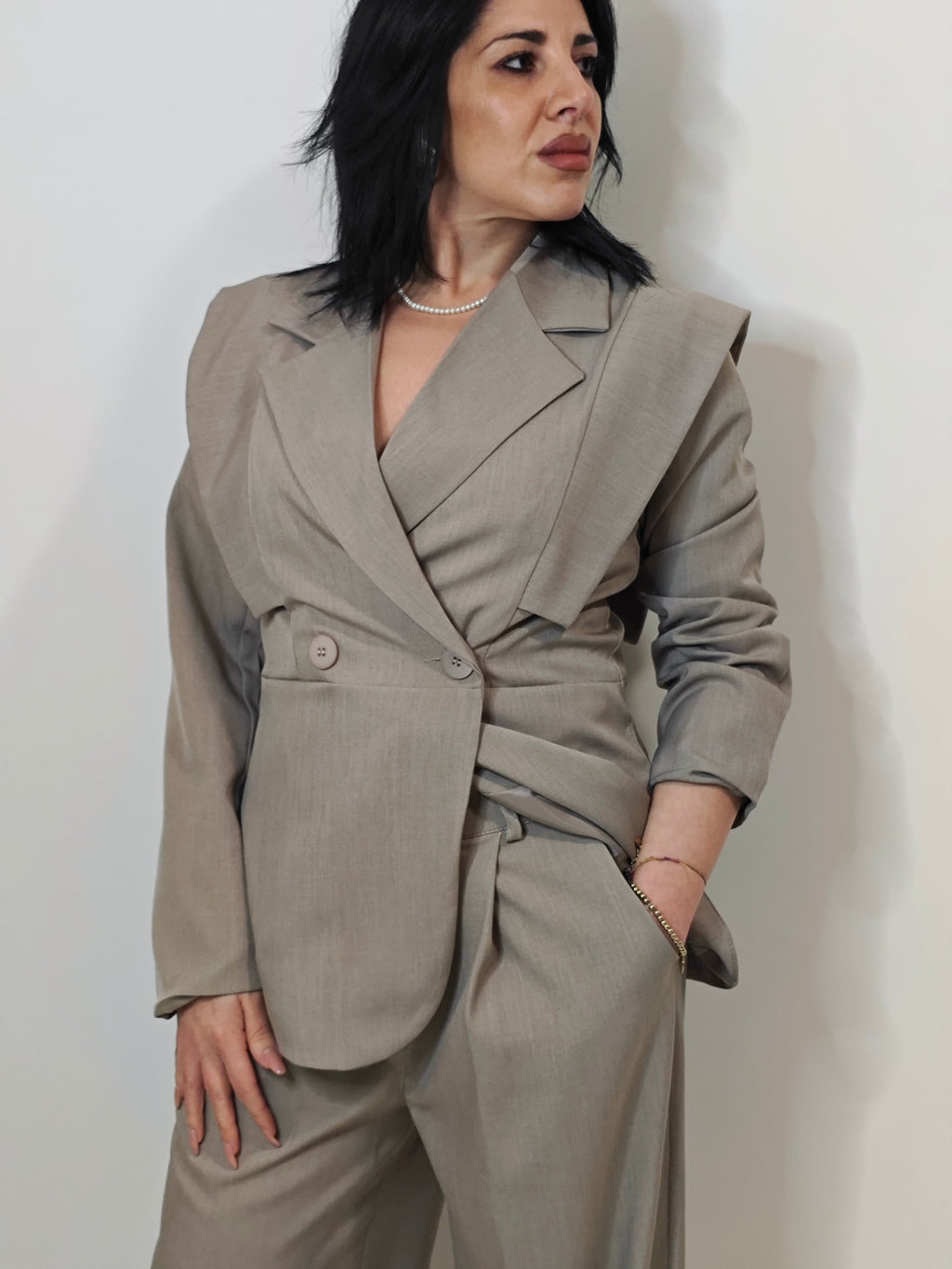 Tailleur elegante beige tortora - dettaglio blazer con spalline
