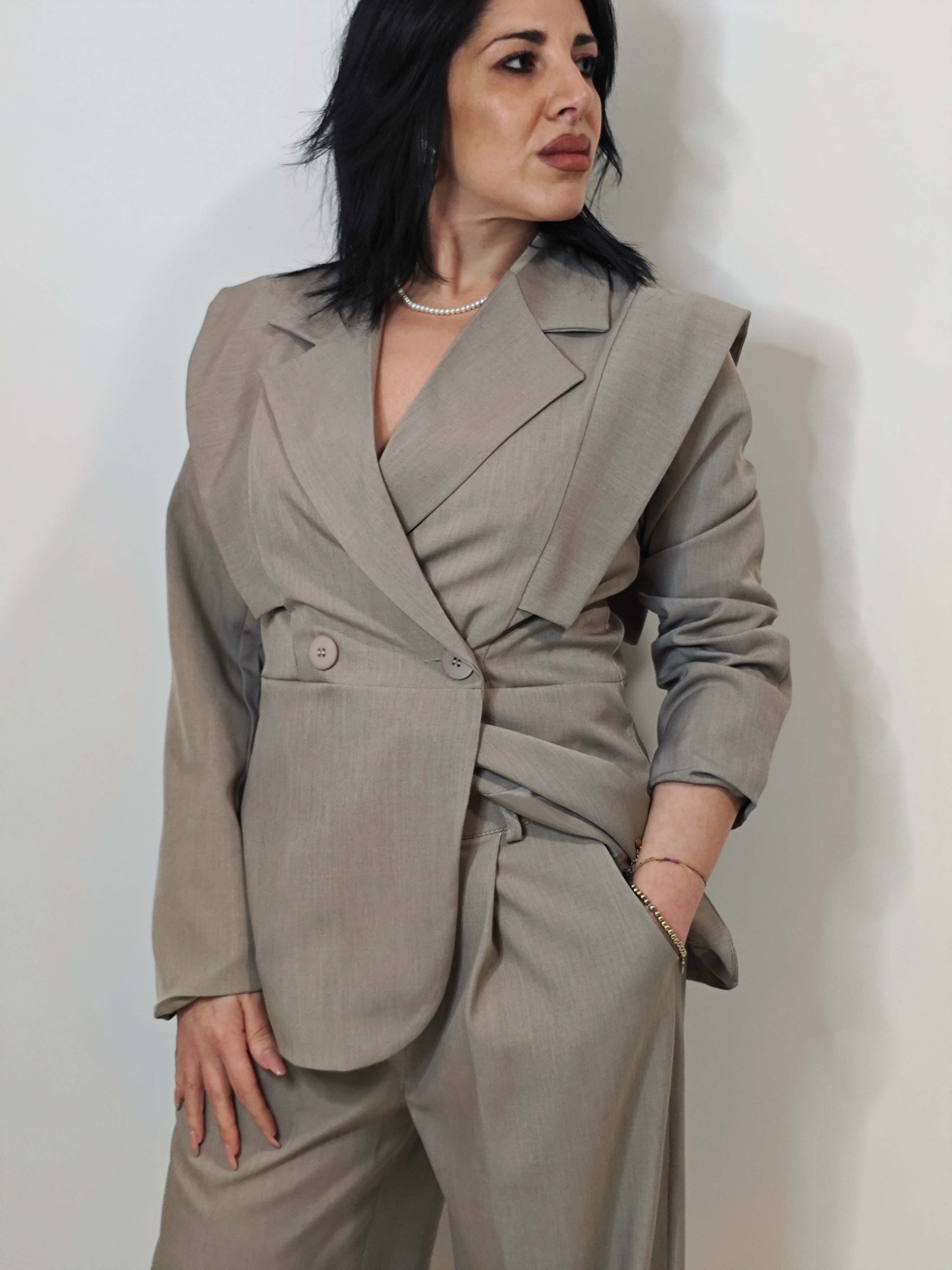 Tailleur elegante beige tortora - dettaglio blazer con spalline
