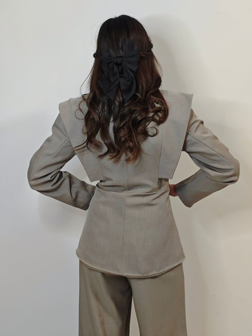 Completo tailleur donna beige tortora - vista retro outfit coordinato
